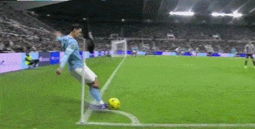 塞梅尼奥禁区脚后跟弹射破门，哈兰德越位干扰球，进球无效